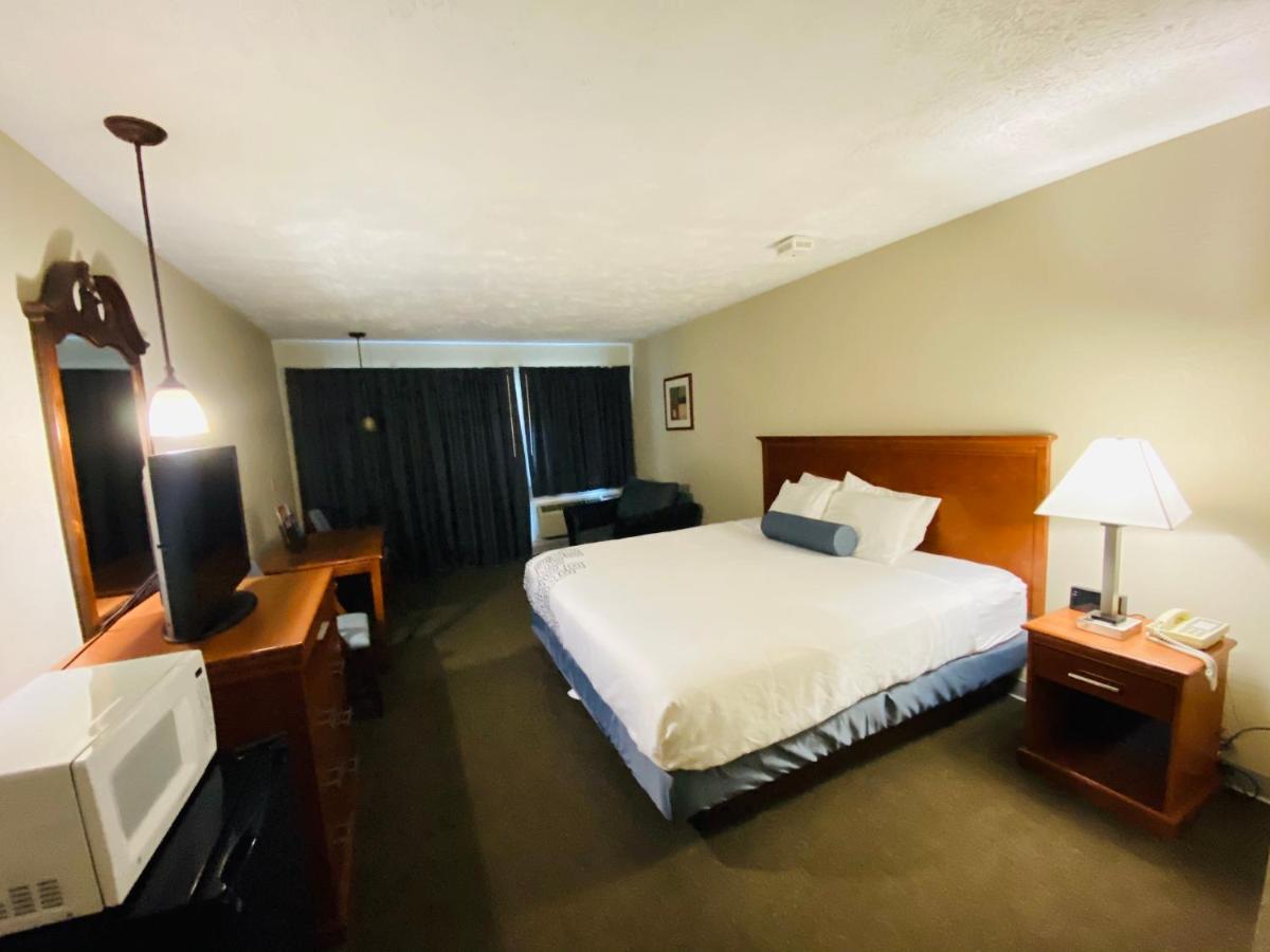 Fleetwood Inn Suites Cheboygan Exterior photo