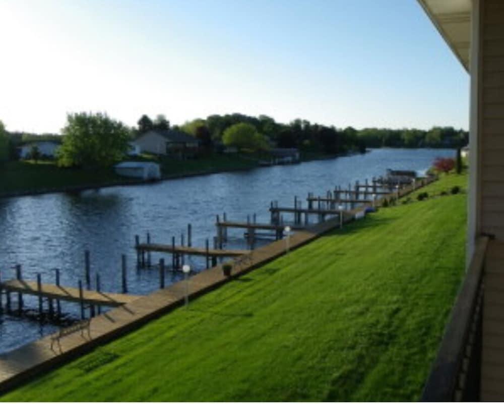 Fleetwood Inn Suites Cheboygan Exterior photo