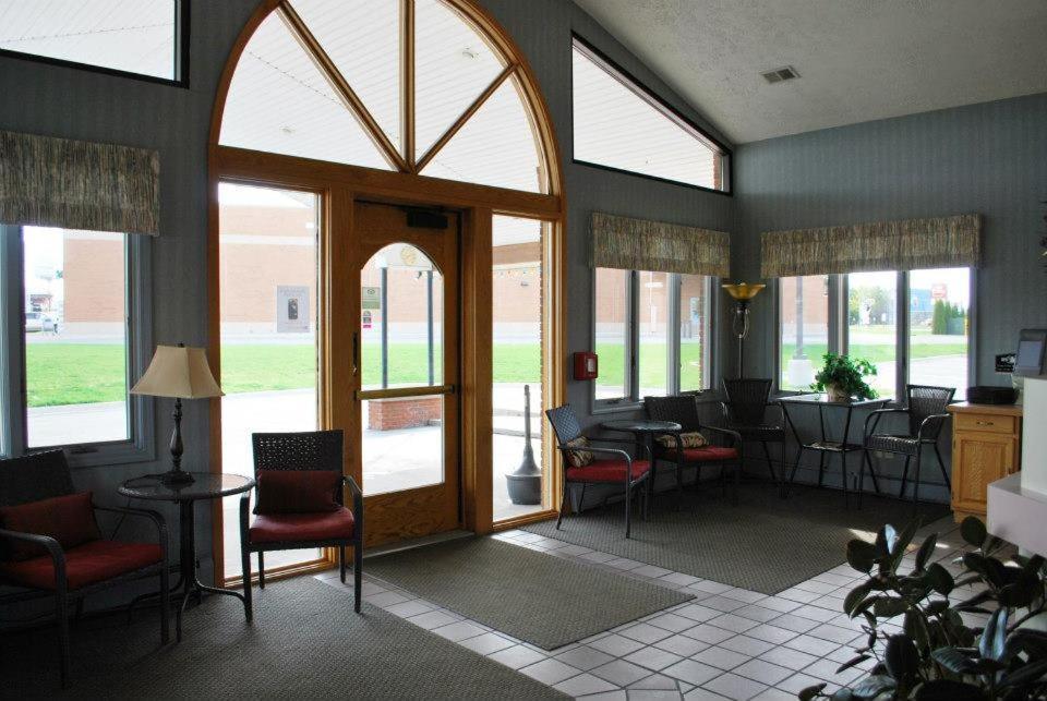 Fleetwood Inn Suites Cheboygan Exterior photo
