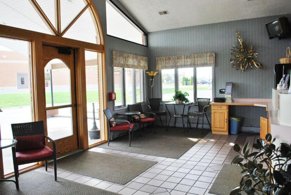 Fleetwood Inn Suites Cheboygan Exterior photo