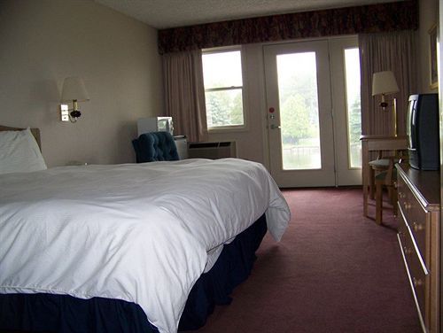 Fleetwood Inn Suites Cheboygan Exterior photo